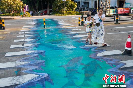 “海洋世界”現(xiàn)身路面?？谑讞l3D斑馬線獲市民稱贊