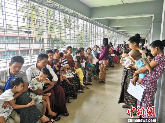 圖為等待篩查的患兒和家長。主辦方供圖