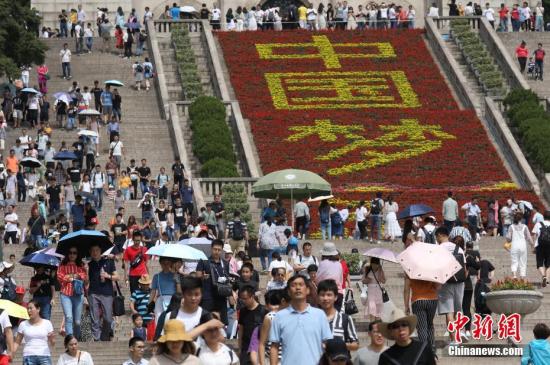 9月23日，南京中山陵游人眾多，游人從鮮花布置的“中國夢”字樣邊經(jīng)過。 <a target='_blank' href='http://www.chinanews.com/'>中新社</a>記者 泱波 攝