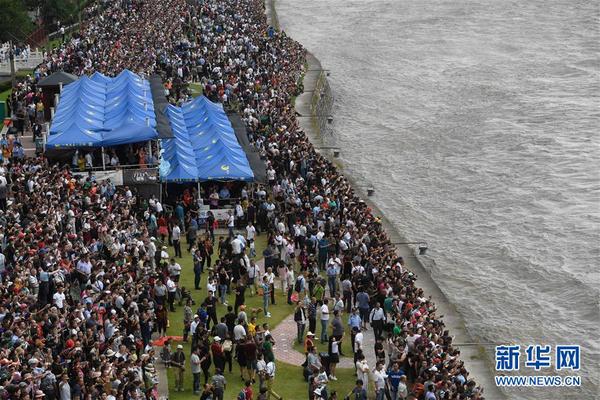 9月27日，人們在浙江海寧市鹽官鎮(zhèn)觀看錢塘江大潮。