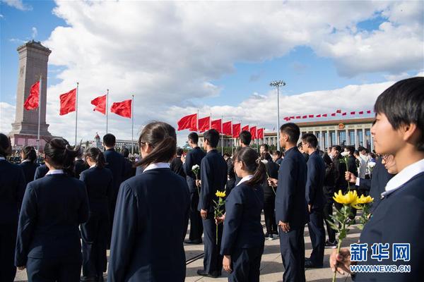 9月30日，烈士紀念日向人民英雄敬獻花籃儀式在北京天安門廣場隆重舉行。 新華社記者翟健嵐 攝