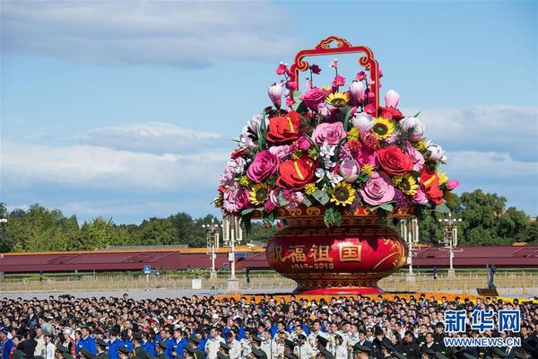 　9月30日，烈士紀(jì)念日向人民英雄敬獻(xiàn)花籃儀式在北京天安門(mén)廣場(chǎng)隆重舉行。 新華社記者翟健嵐 攝