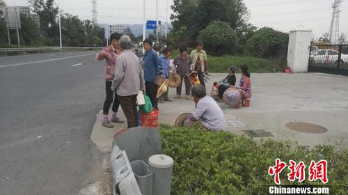 圖為超載面包車內(nèi)乘客滯留公路?！「咚俳痪B興支隊(duì)供圖 攝