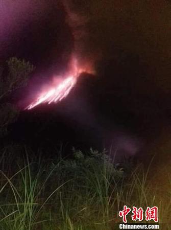 從上午到停晚，該火山持續(xù)噴發(fā)出熔巖和火山灰。印尼抗災(zāi)署供圖