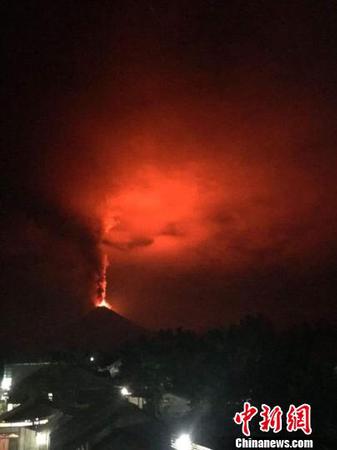 該火山持續(xù)噴發(fā)出熔巖和火山灰。印尼抗災(zāi)署供圖