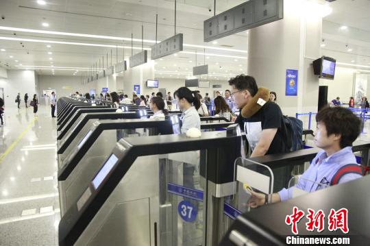 逾三成出入境旅客享受到“10秒快速通關”的便利?！≤窡?攝