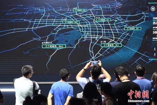 資料圖：參觀者正在圍觀城市大腦系統(tǒng)。<a target='_blank' href='http://www.chinanews.com/'>中新社</a>記者 王剛 攝