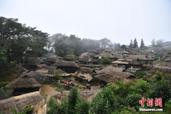 10月3日，翁丁古村。國慶節(jié)期間，位于云南省滄源佤族自治縣的翁丁古村吸引來自國內外的游客探訪。<a target='_blank' href='http://www.chinanews.com/'>中新社</a>記者 劉冉陽 攝