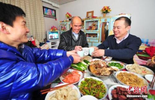 資料圖：市民在家中與家人享受豐盛飯菜。<a target='_blank' href='http://www.chinanews.com/'>中新社</a>發(fā) 于海洋 攝