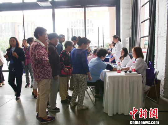 活動現(xiàn)場專家提供咨詢，血壓、血糖、體重測量，健康教育宣傳折頁發(fā)放等免費服務(wù)?！≤窡?攝