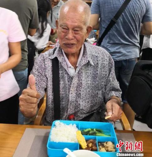 10月17日，81歲的陳志勇老人在?？谑忻捞m區(qū)海府街道龍舌坡社區(qū)“長者飯?zhí)谩本筒蜁r豎起大拇指點贊?！∫Ｃ?攝