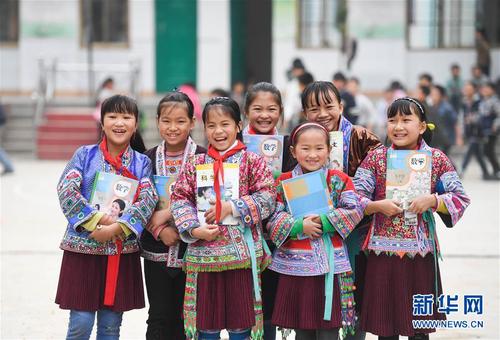 這是廣西融水苗族自治縣白云鄉(xiāng)中心校紅瑤女童班的各族女童（2017年11月29日攝）。 新華社記者 黃孝邦 攝