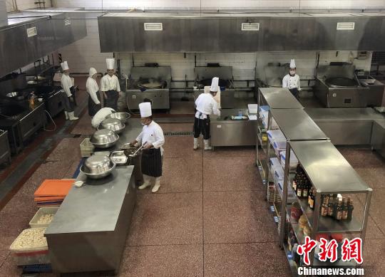 北京市食品藥品監(jiān)管局赴集體用餐配送單位進行食品安全專項檢查。北京市食藥監(jiān)局供圖