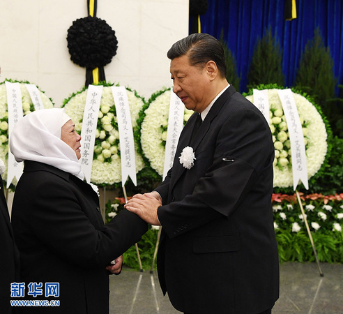 10月18日，司馬義·艾買提同志遺體送別在北京八寶山革命公墓舉行。習(xí)近平、栗戰(zhàn)書、汪洋、王滬寧、趙樂(lè)際、韓正、王岐山、胡錦濤等前往八寶山送別。這是習(xí)近平與司馬義·艾買提親屬握手，表示深切慰問(wèn)。