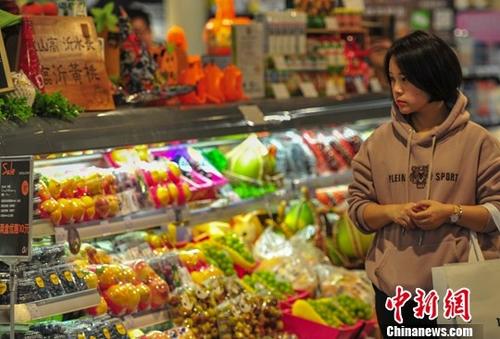 資料圖：一名消費(fèi)者在超市選購(gòu)商品。<a target='_blank' href='http://www.chinanews.com/'>中新社</a>記者 于海洋 攝