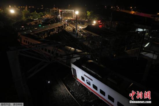 這是10月21日拍攝的列車出軌翻覆事故現(xiàn)場。