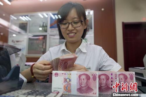 資料圖：銀行工作人員正在清點(diǎn)貨幣。<a target='_blank' href='http://www.chinanews.com/'>中新社</a>記者 張?jiān)?攝