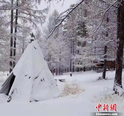 圖為雪中撮羅子?！埇| 攝