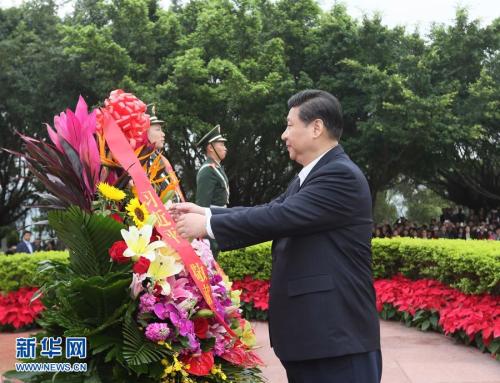 資料圖：2012年12月7日至11日，時(shí)任中共中央總書記、中央軍委主席習(xí)近平在廣東省考察工作。這是習(xí)近平在深圳蓮花山公園向鄧小平銅像敬獻(xiàn)花籃。蘭紅光 攝 圖片來源：新華網(wǎng)