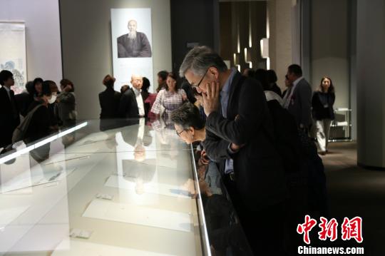 內(nèi)覽會(huì)上民眾欣賞齊白石作品。　呂少威 攝