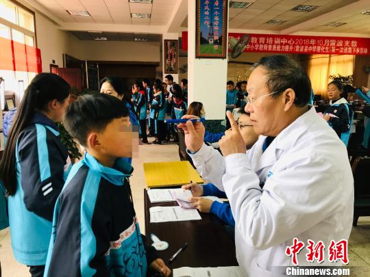 許海嘉在涼山篩查眼病患兒?！⊥貔i 攝