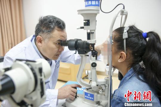 醫(yī)生在成都給克石圓月做檢查。　王鵬 攝