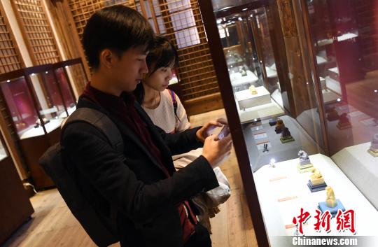 展出的壽山石印鈕雕刻精品吸睛?！∮浾邉⒖筛?攝