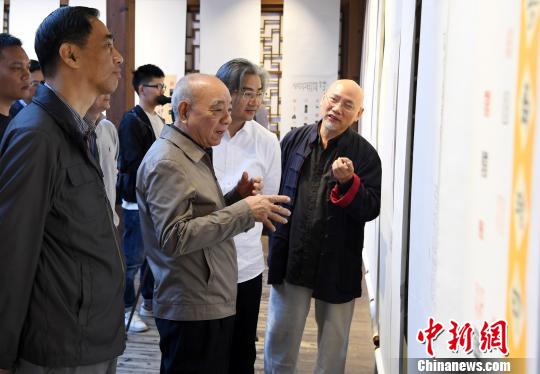 “金石秋韻”福建省首屆篆刻藝術(shù)展暨壽山石印鈕雕刻邀請(qǐng)展，吸引觀眾觀展?！∮浾邉⒖筛?攝