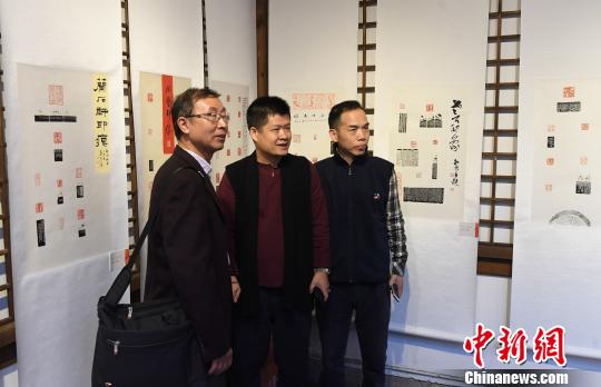 “金石秋韻”福建省首屆篆刻藝術(shù)展暨壽山石印鈕雕刻邀請(qǐng)展，吸引觀眾眼球?！∮浾邉⒖筛?攝