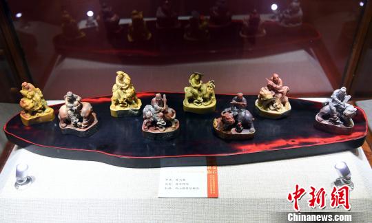 展出的壽山石印鈕雕刻精品《普濟(jì)四海》，吸引觀眾眼球?！∮浾邉⒖筛?攝