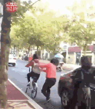 學(xué)生騎自行車與電動(dòng)車相撞遭踹翻 女子:我就打她