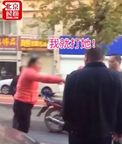 學(xué)生騎自行車與電動(dòng)車相撞遭踹翻 女子:我就打她