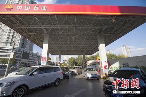 資料圖：車輛正在加油站加油。<a target='_blank' href='http://www.chinanews.com/'>中新社</a>記者 張云 攝