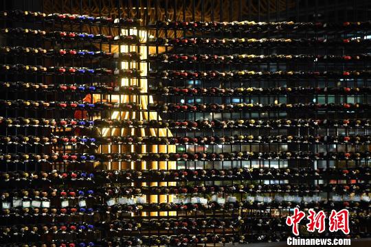 圖為酒架上擺滿了各種紅酒?！￡惓?攝