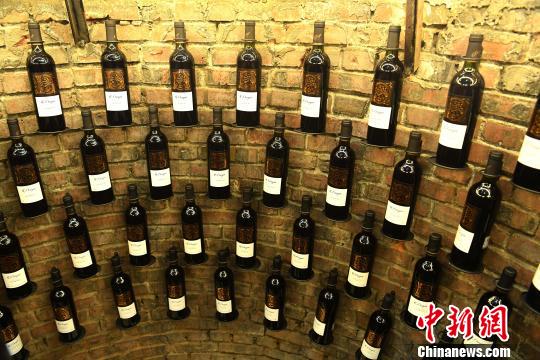 圖為墻上掛了紅酒。　陳超 攝