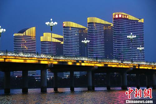 資料圖：山東臨沂沂河夜景。