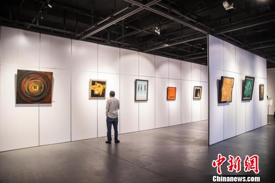 紀(jì)念改革開放四十周年——漆彩盛世漆藝作品邀請展在福建省海絲藝術(shù)館開幕。　李南軒　攝