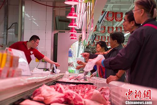 資料圖：超市民眾購買豬肉。 <a target='_blank' href='http://www.chinanews.com/'>中新社</a>記者 張云 攝