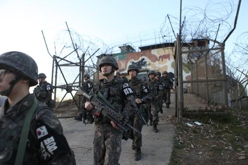 資料圖：韓軍官兵撤離非軍事區(qū)內(nèi)的哨所。