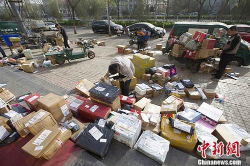 資料圖：物流快遞工作人員正在分揀快遞。<a target='_blank' href='http://www.chinanews.com/'>中新社</a>記者 張?jiān)?攝