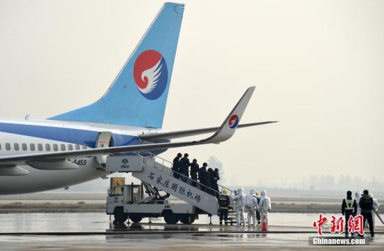 11月16日，由石家莊正定國際機場、民航河北空管分局、河北航空有限公司等聯(lián)合舉行的反恐暨應(yīng)急救援綜合演練活動拉開帷幕。本次演練以被劫持航班緊急備降石家莊機場，落地后爆炸起火為背景，現(xiàn)場開展緊急出動、消防滅火、醫(yī)療急救等9個科目的演練。通過該實戰(zhàn)演練，著力提升機場應(yīng)急救援能力。圖為“劫機者”被押下飛機。<a target='_blank' href='http://www.chinanews.com/'>中新社</a>記者 翟羽佳 攝