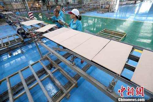 資料圖：某企業(yè)工作人員正在生產(chǎn)作業(yè)。<a target='_blank' href='http://www.chinanews.com/'>中新社</a>記者 張?jiān)?攝