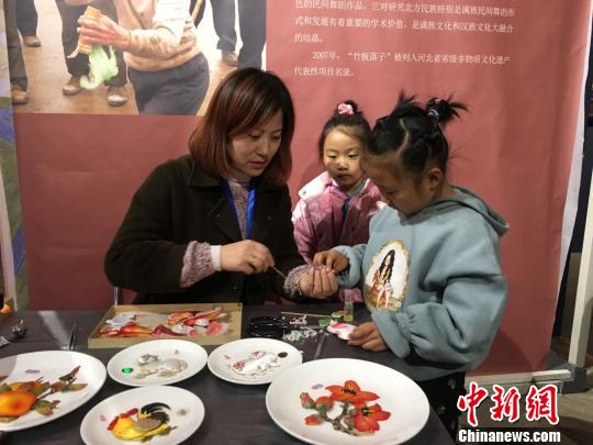 圖為展覽現(xiàn)場?！「呒t超 攝