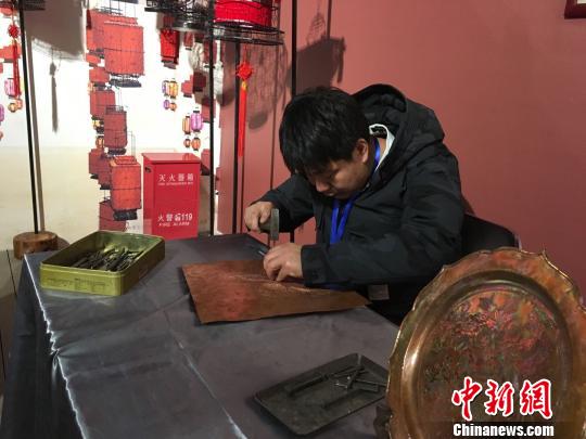 圖為展覽現(xiàn)場?！「呒t超 攝