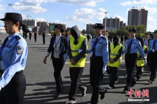 資料圖：警方從廣州用大巴車將275名電信詐騙犯罪嫌疑人押解回吉林省。張瑤 攝