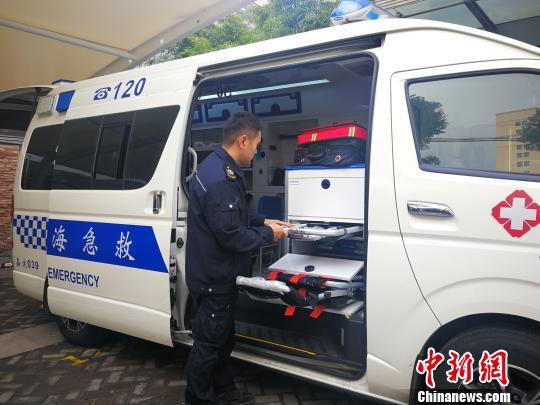 配備的救護車輛上，搶救設(shè)備、診療設(shè)備、搬運設(shè)備、監(jiān)控及信息傳輸設(shè)備等一應(yīng)俱全?！≤窡?攝