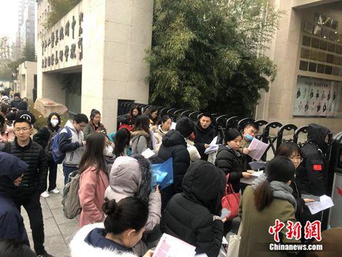 考生準(zhǔn)備進(jìn)入考場(chǎng)。 冷昊陽 攝