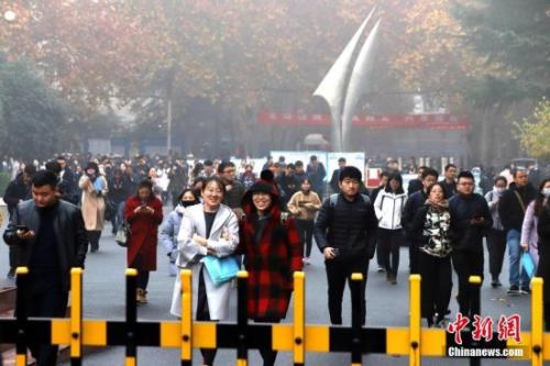 12月2日，考生參加完上午的考試走出考場。 <a target='_blank' href='http://www.chinanews.com/'>中新社</a>記者 王中舉 攝