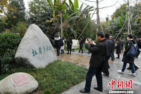 “杜甫千詩(shī)碑”吸引參觀者。　安源 攝