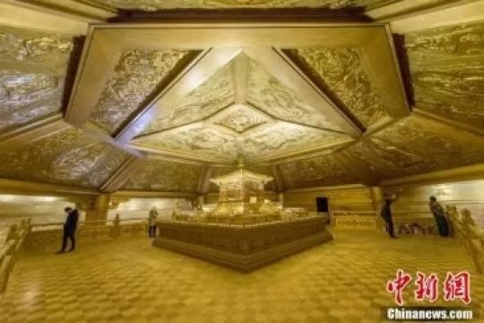 太山龍泉寺唐代舍利塔遺址大約修建于武周至唐景云年間，保存完整，是中國以佛塔地宮瘞埋舍利的早期實例，也是佛教傳入中國后與當?shù)匚幕嗳诤系膶嵨镆娮C。　韋亮 攝